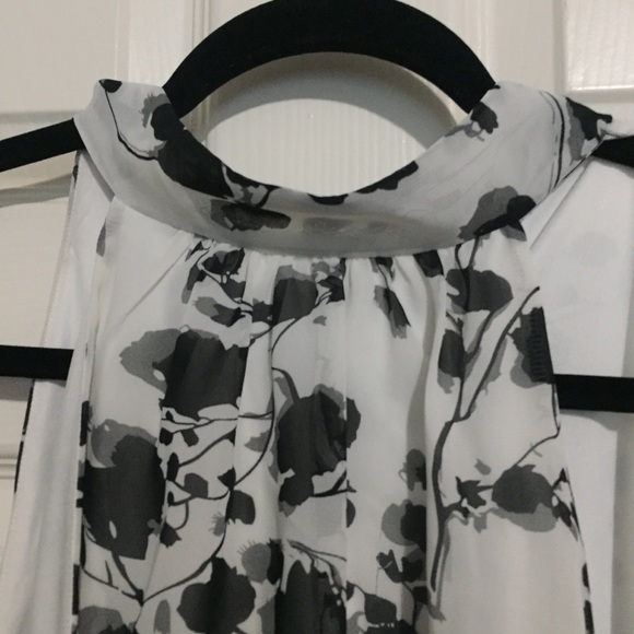 Iz Byer very flattering black and white halter - Picture 2 of 7